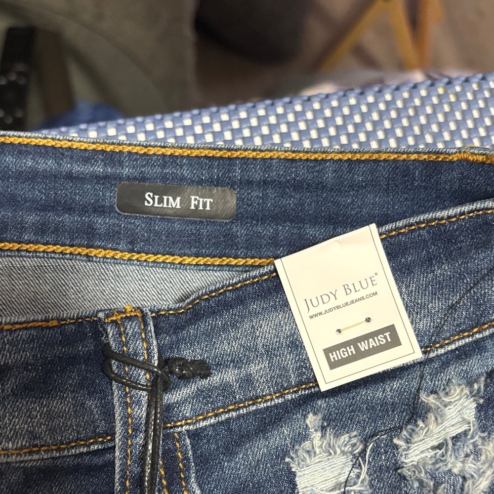 Judy Blue Medium Wash Distressed Cropped Jeans - Picture 16 of 16